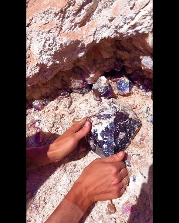 巨型紫水晶表面光滑,呈六角形,混然天成之美。(互聯網)