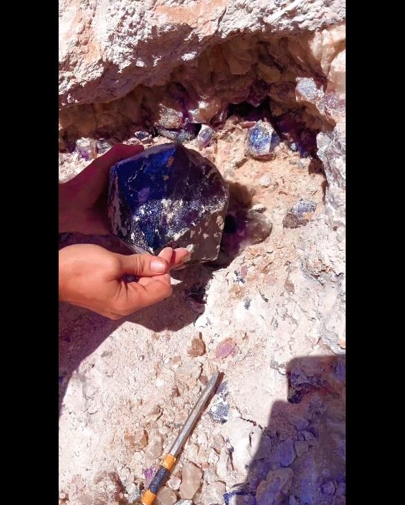 巨型紫水晶表面光滑,呈六角形,混然天成之美。(互聯網)