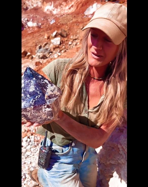 女珠寶商近日在西澳礦區尋寶,意外掘出一塊巨大紫水晶。(互聯網)