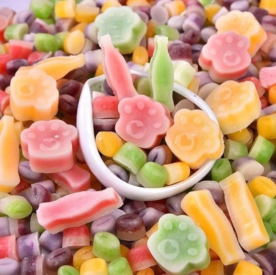 蠟瓶糖造型多樣,色彩繽紛。(互聯網)