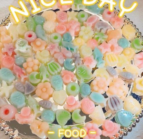 蠟瓶糖造型多樣,色彩繽紛,吸引消費者購買。(互聯網)