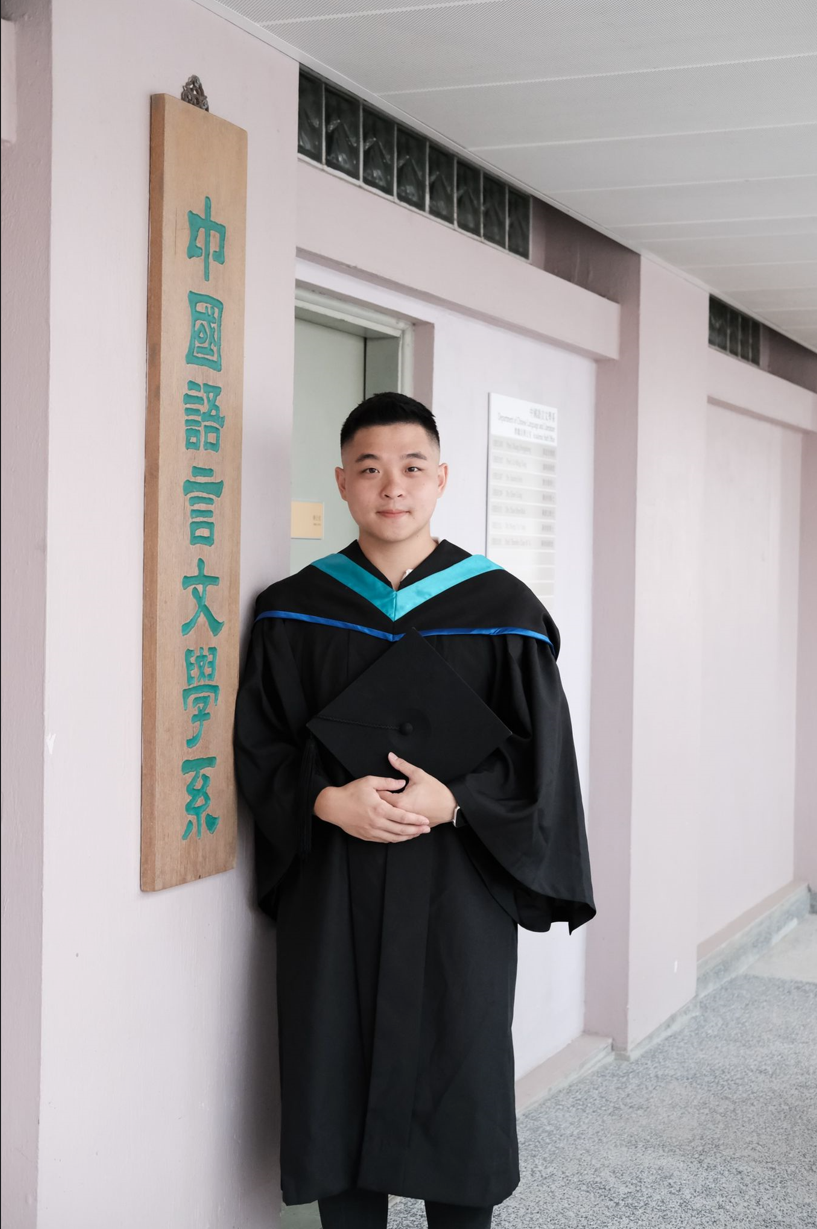 鄧偉傑去年於浸大畢業時留影。(受訪者提供)