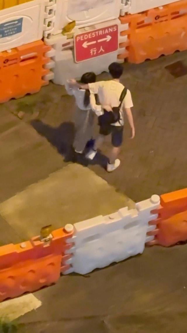 女方走上前攙扶著男方離開。(網片截圖)