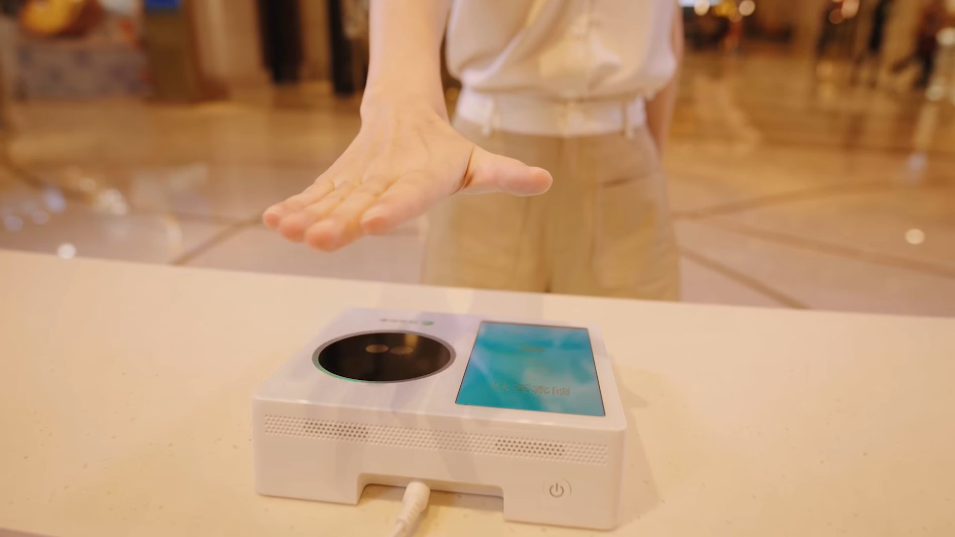 以「掌紋+掌靜脈」的識別技術,即可透過內地微信人民幣錢包完成支付。