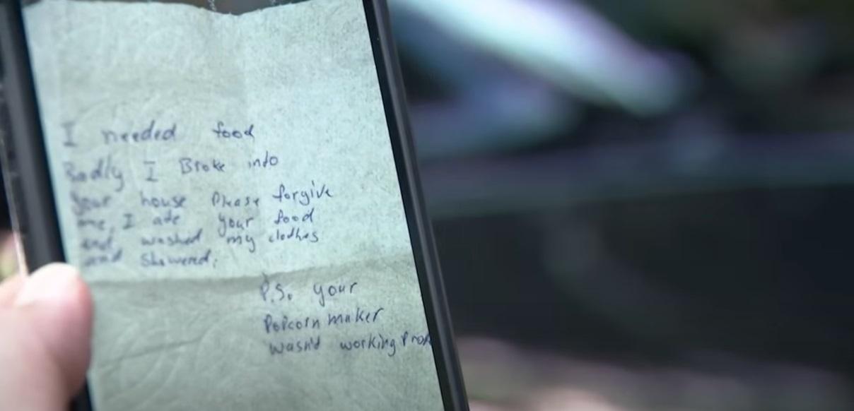 屋主安杜祖展示手機拍下怪男留下的字條。(互聯網)