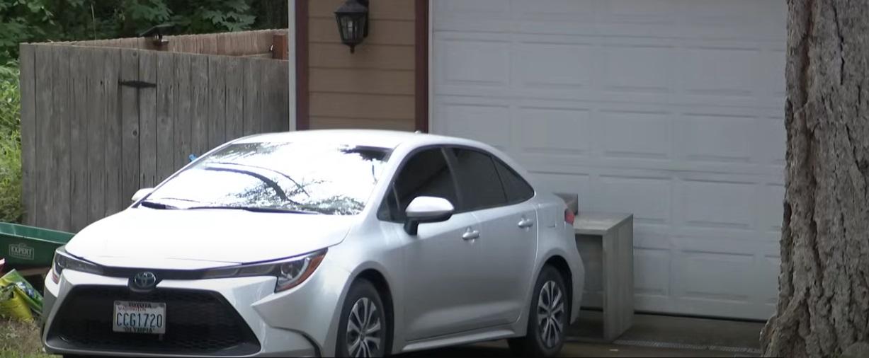 斯特貝的車房被男子入侵。(互聯網)