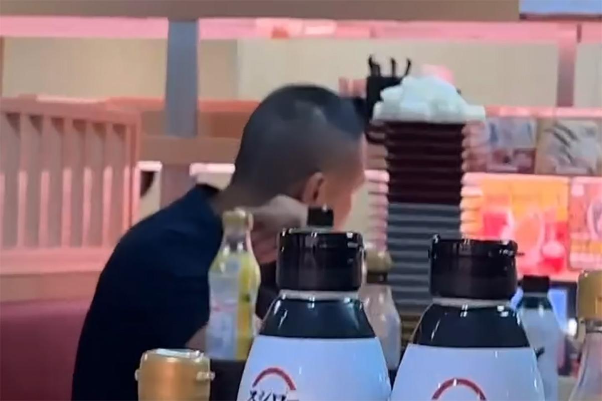 有壽司郎食客目擊鄰座「唔食飯」,並將之堆積在近30隻疊起的壽司碟上。(Threads圖片)