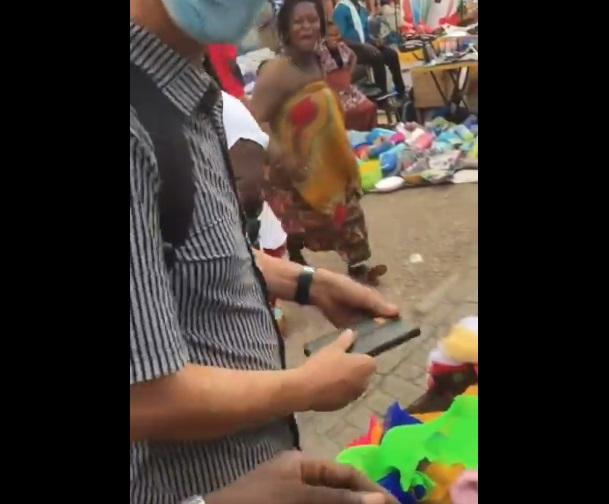 遊客起初對iPhone感興趣,拿來查看。(互聯網)