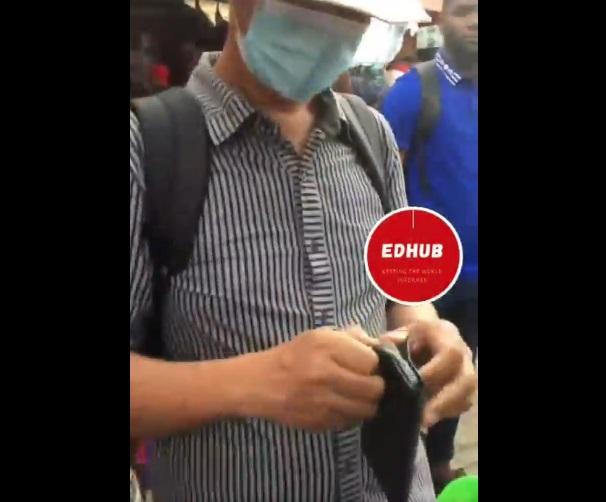 遊客再查看「iPhone」。(互聯網)