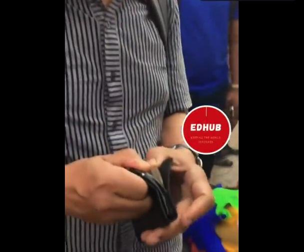 遊客再查看「iPhone」。(互聯網)