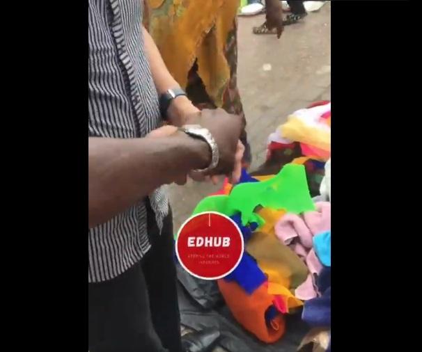 小販搶回遊客手上的iPhone。(互聯網)