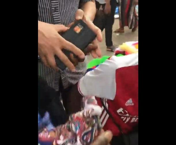 兩人爭奪iPhone。(互聯網)