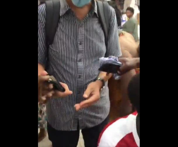 小販再搶iPhone。(互聯網)