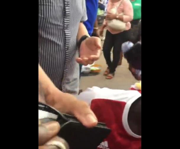 小販搶回iPhone,卻掀開角位,露出裡面的瓦片。(互聯網)