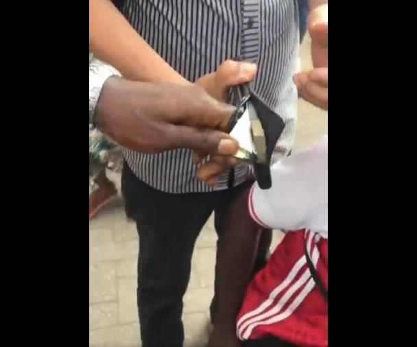 小販搶回iPhone,卻掀開角位,露出裡面的瓦片。(互聯網)