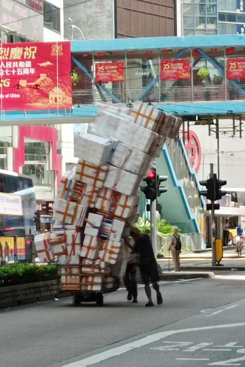 有網民在銅鑼灣看見工人手推一車高近兩層的發泡膠箱。(Threads圖片)
