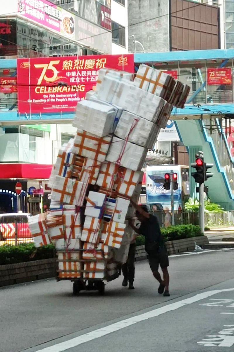 有網民在銅鑼灣看見工人手推一車高近兩層的發泡膠箱。(Threads圖片)