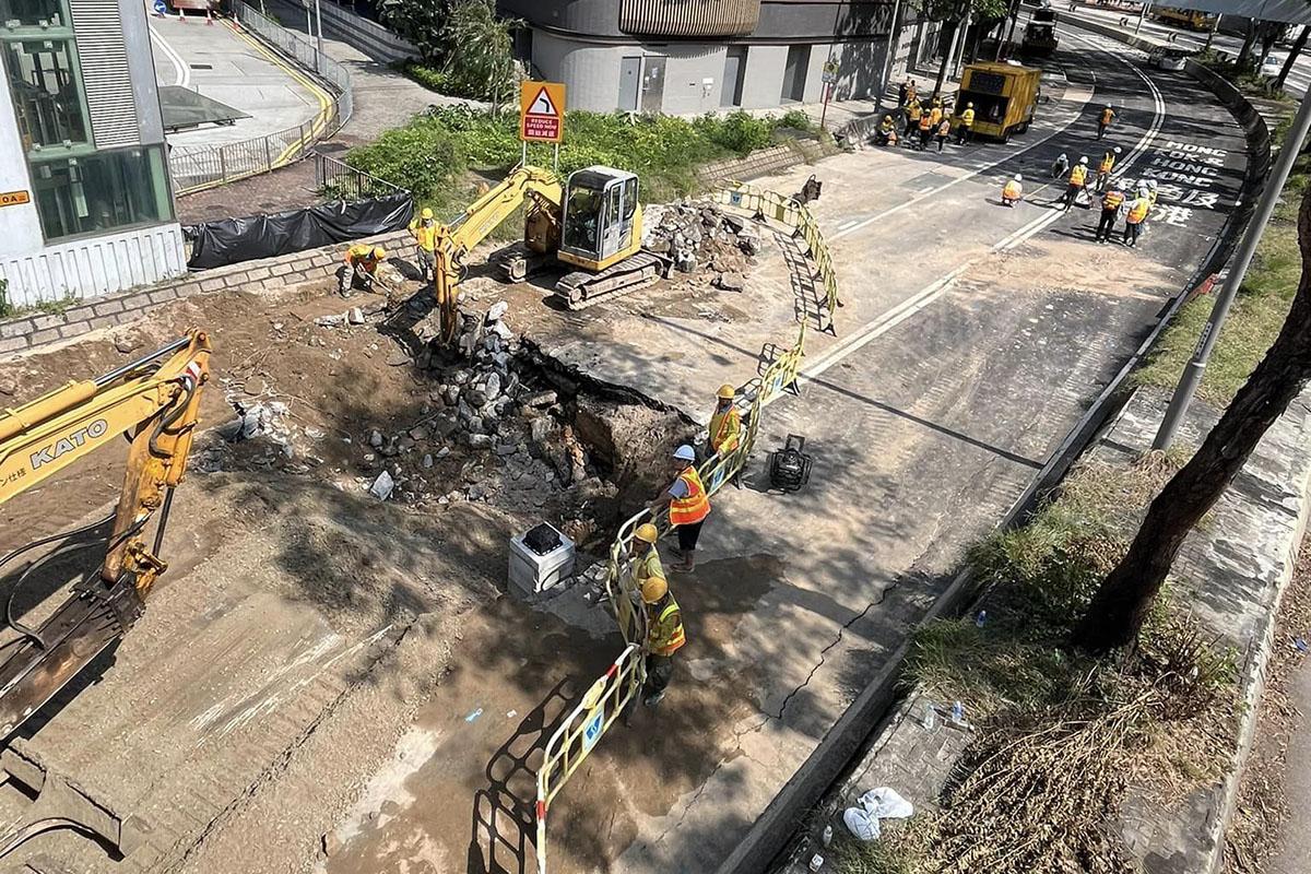 事發後工人搶修路陷位置。(網民Michael Kwong@FB群組「馬路的事 (即時交通資訊台)」)