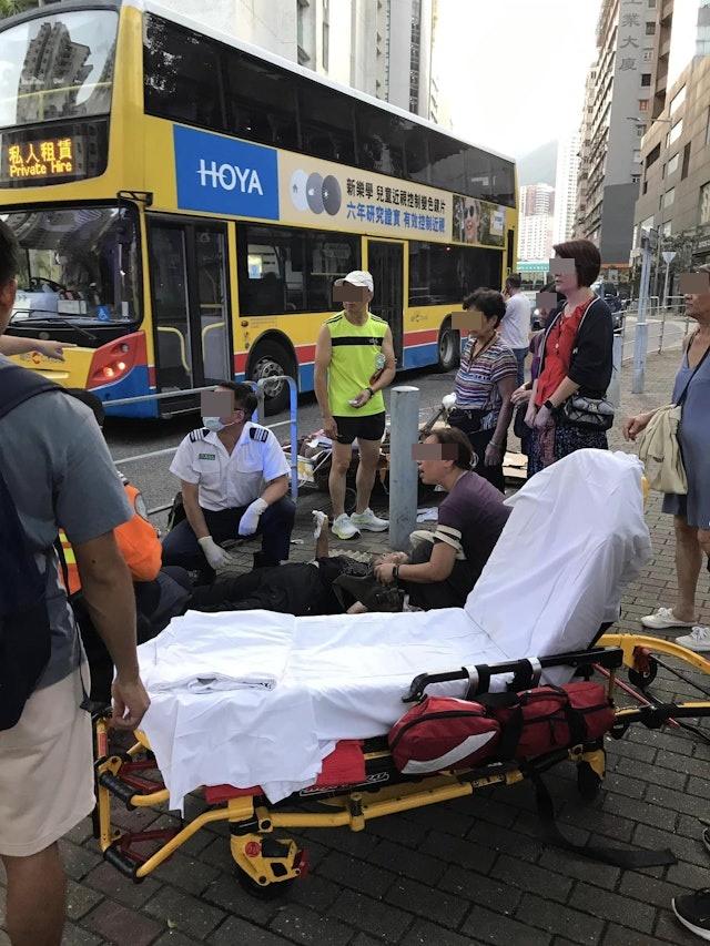 老婦被撞後倒臥在行人路上,神情相當痛苦。(柴灣人柴灣事fb圖)