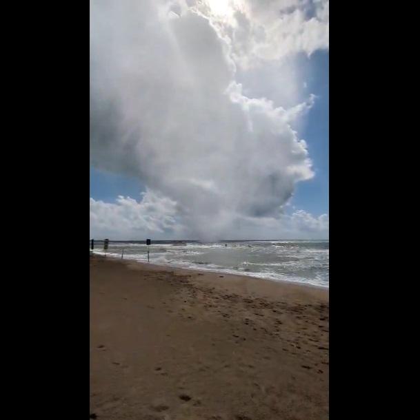 巨大水龍捲直撲埋身,民眾即舉機拍攝。(互聯網)