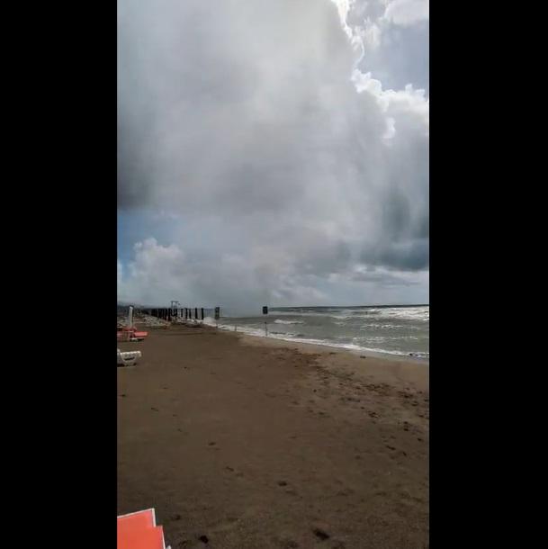 巨大水龍捲逼近。(互聯網)