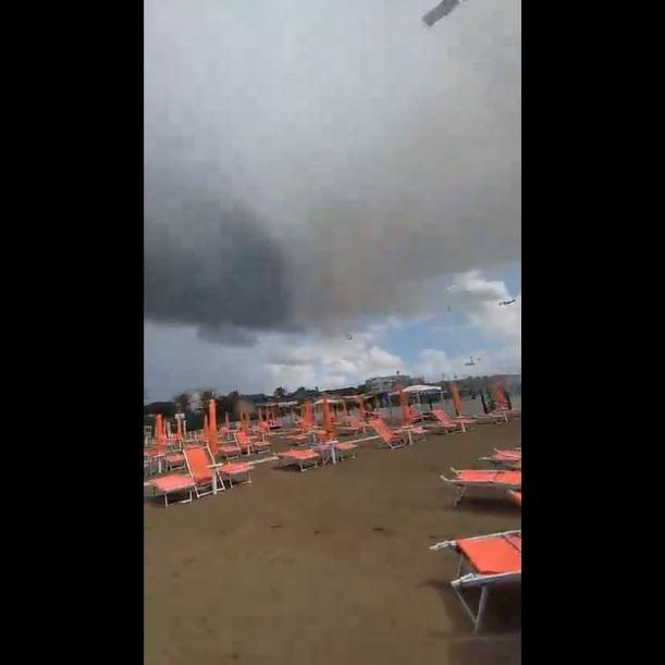 水龍捲橫掃沙灘。(互聯網)