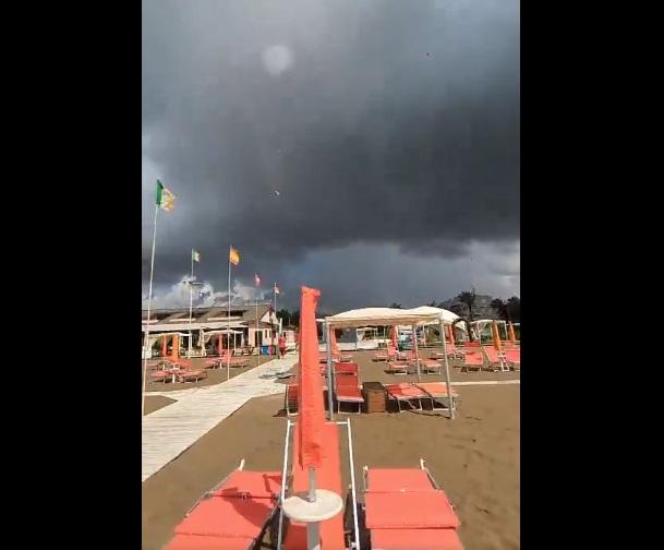 水龍捲橫掃沙灘,物件亂飛。(互聯網)