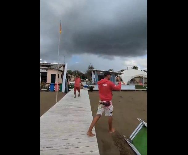 其他民眾在場拍攝。(互聯網)