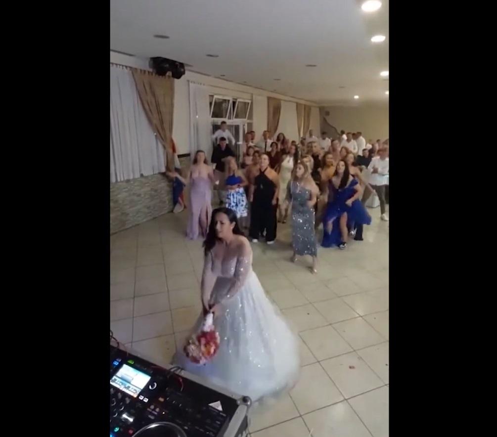 新娘背對著賓客準備拋花球。(互聯網)