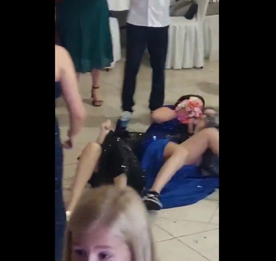 搶到花球但走光。(互聯網)