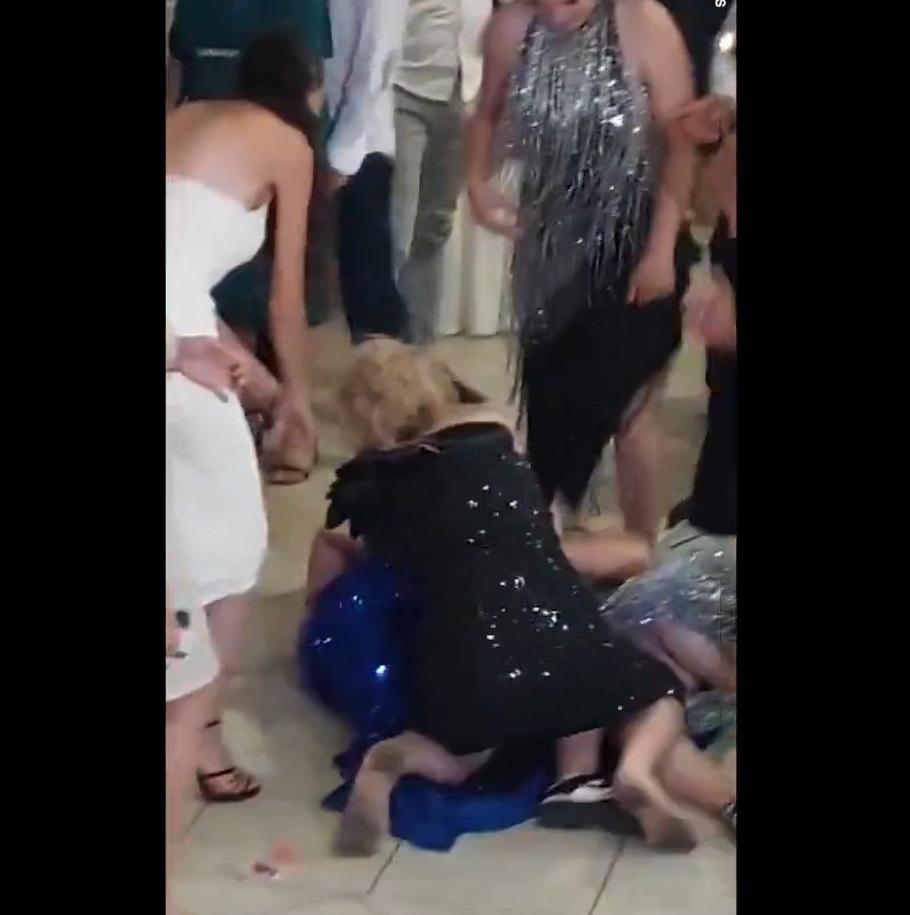 另一女子加入混戰。(互聯網)