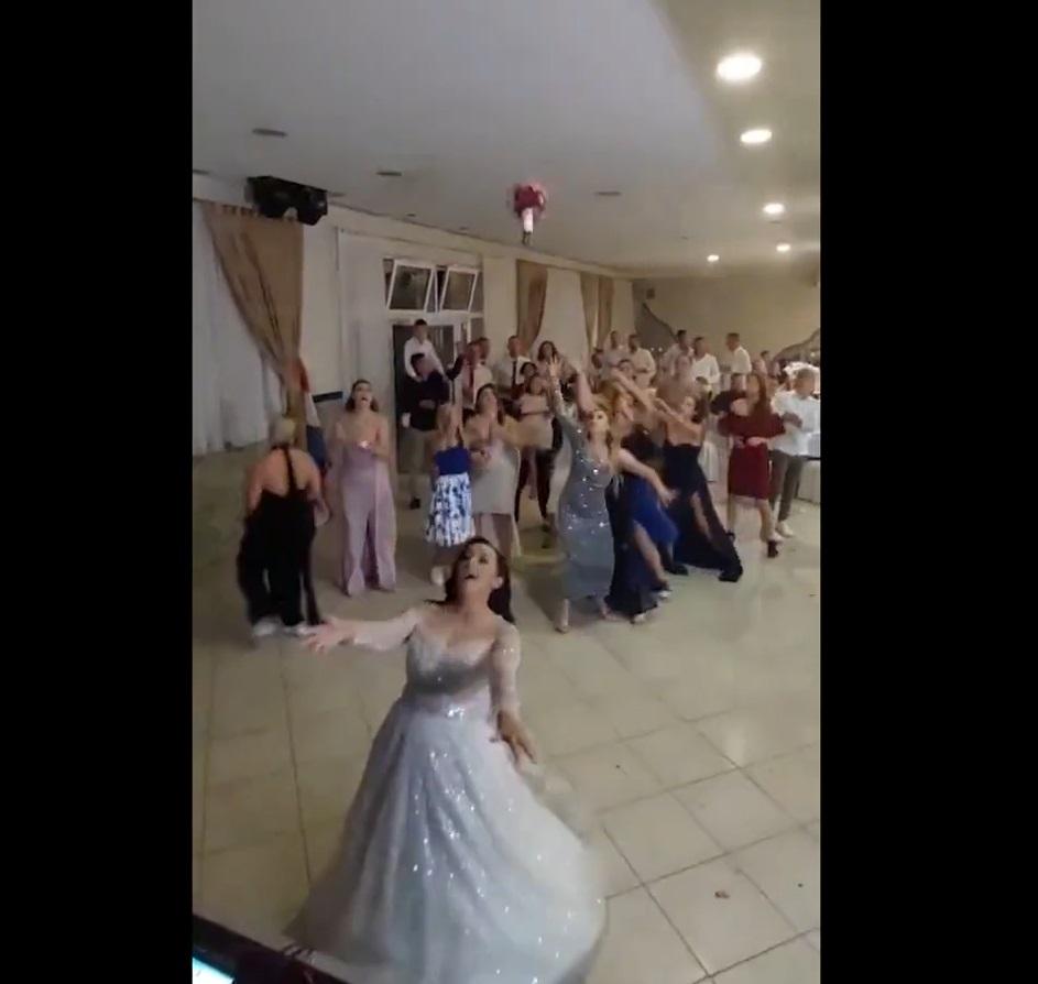 花球落下,一眾女賓客伸手搶奪。(互聯網)