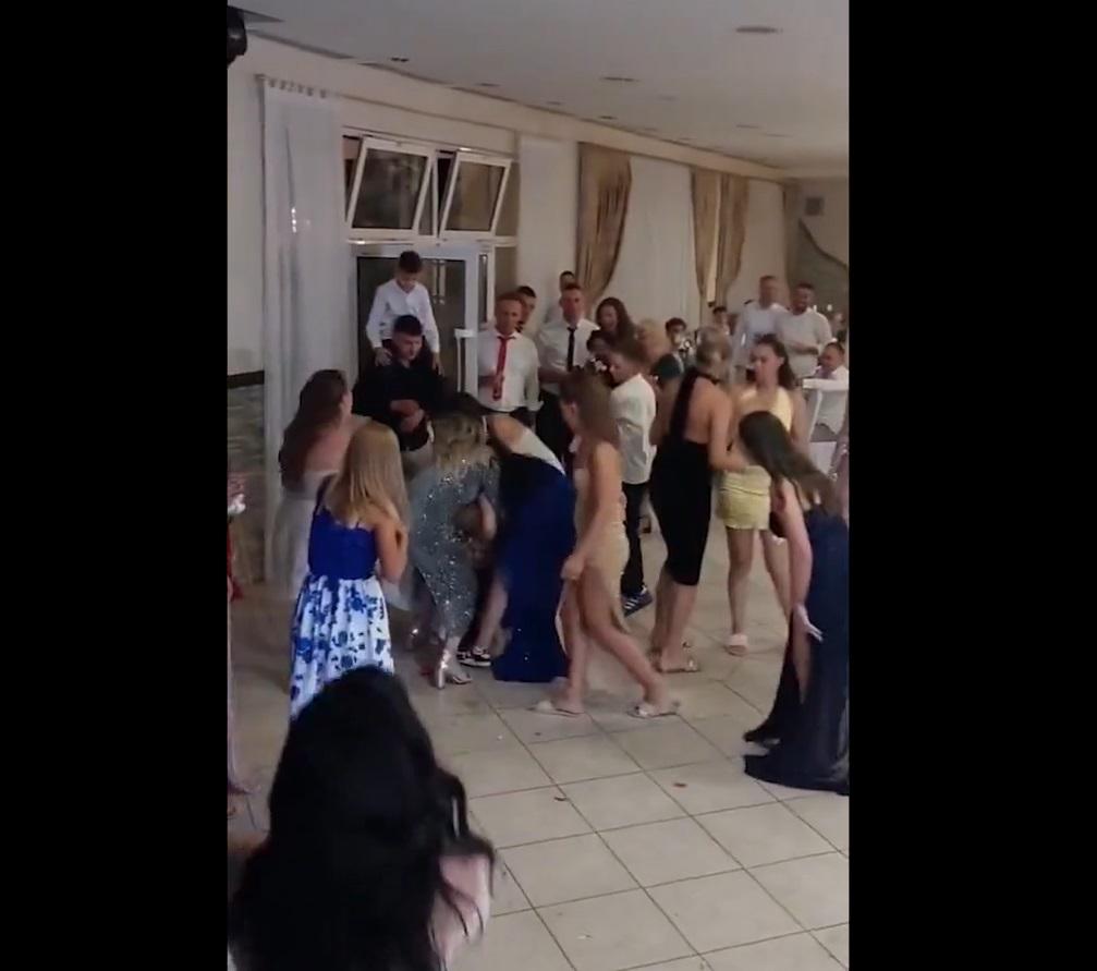 3女一起抓著花球。(互聯網)