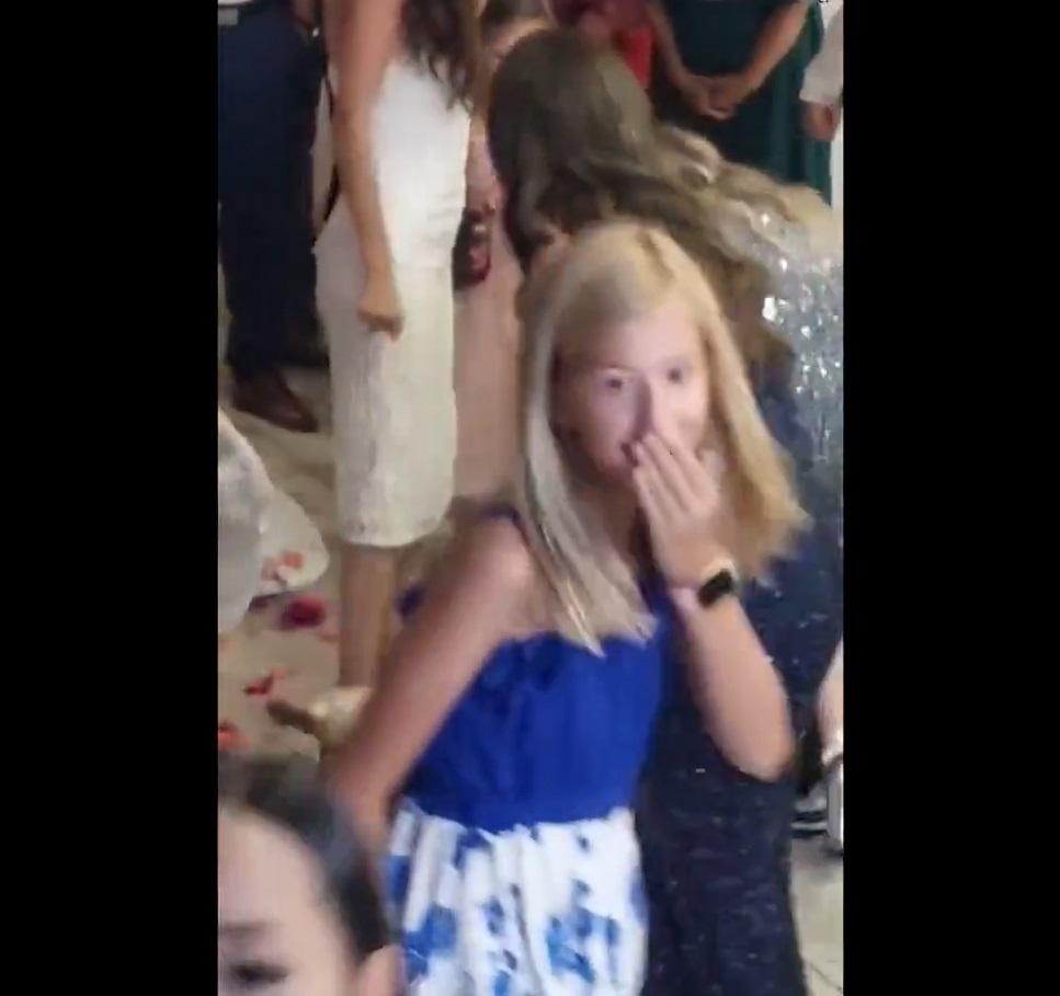 其他人掩住嘴笑。(互聯網)