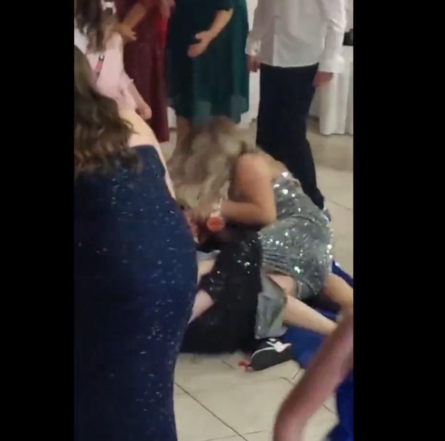 兩女爭搶花球。(互聯網)