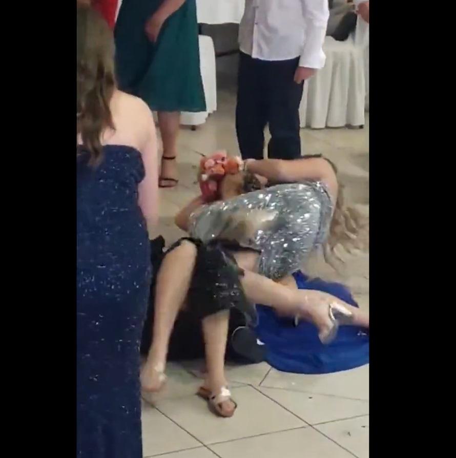 兩女爭搶花球,顧不得走光。(互聯網)