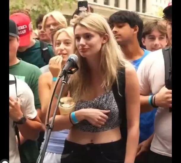 女子辯論時,手部突然有所動作。(互聯網)