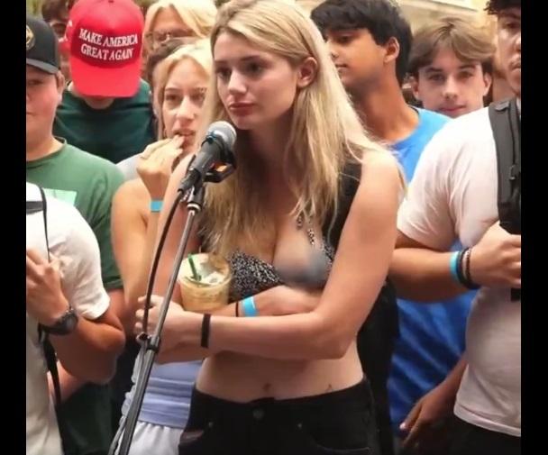 女子一邊說,一邊拉著Bra-top露乳。(互聯網)