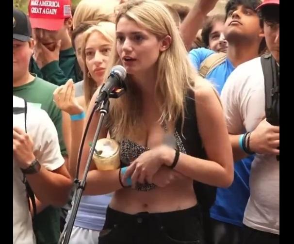 女子與台上講者激辯。(互聯網)