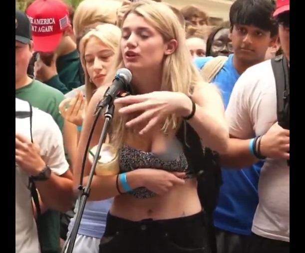 女子仍拉著Bra-top。(互聯網)