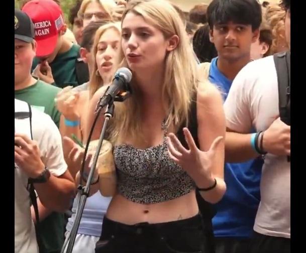 女子鬆手,讓Bra-top復位。(互聯網)