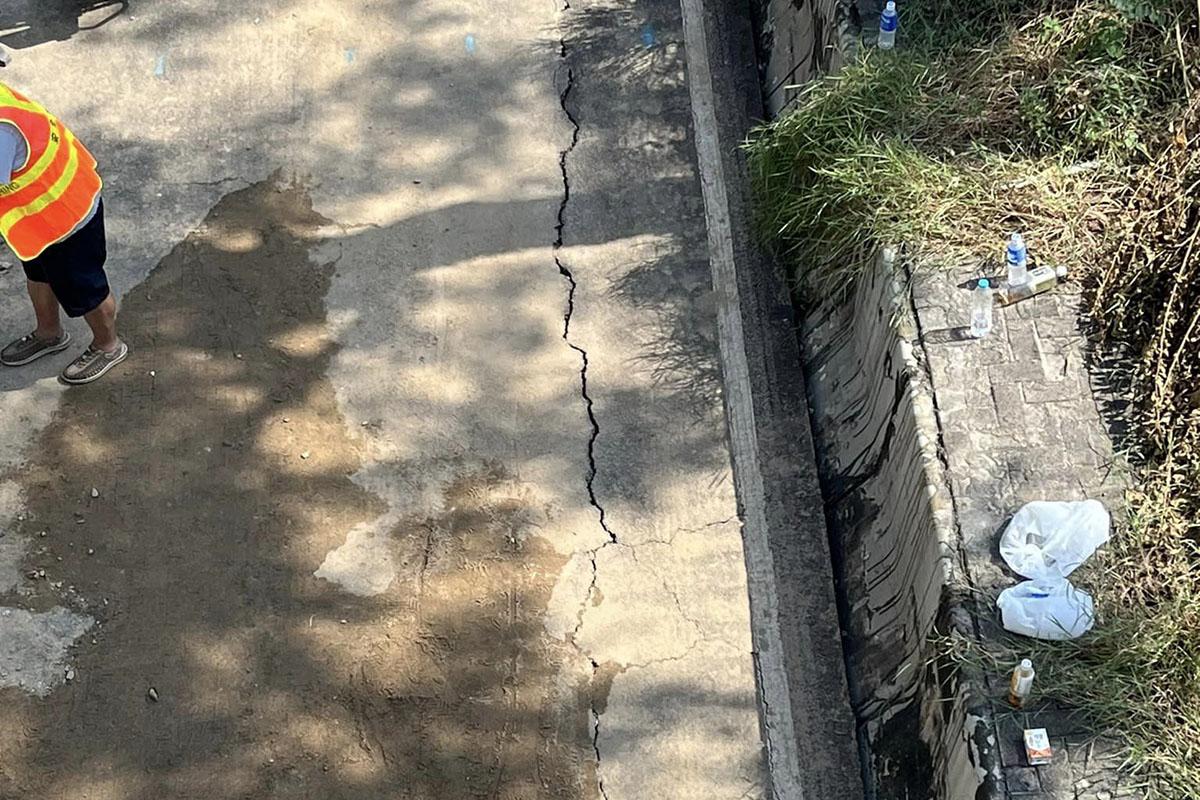 事發後工人搶修路陷位置。(網民Michael Kwong@FB群組「馬路的事 (即時交通資訊台)」)