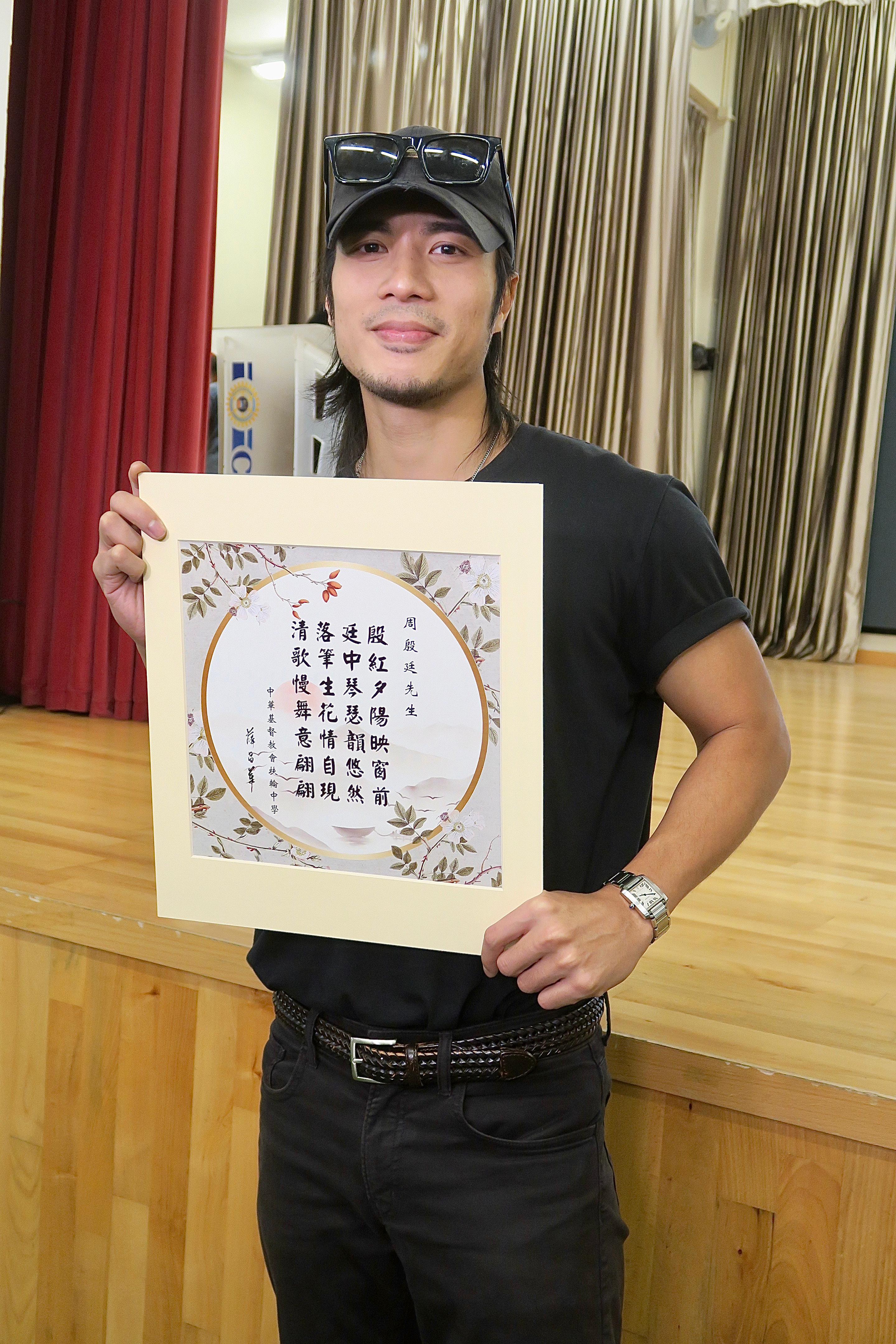 YT分享奮鬥經歷,並鼓勵學生們追尋夢想。