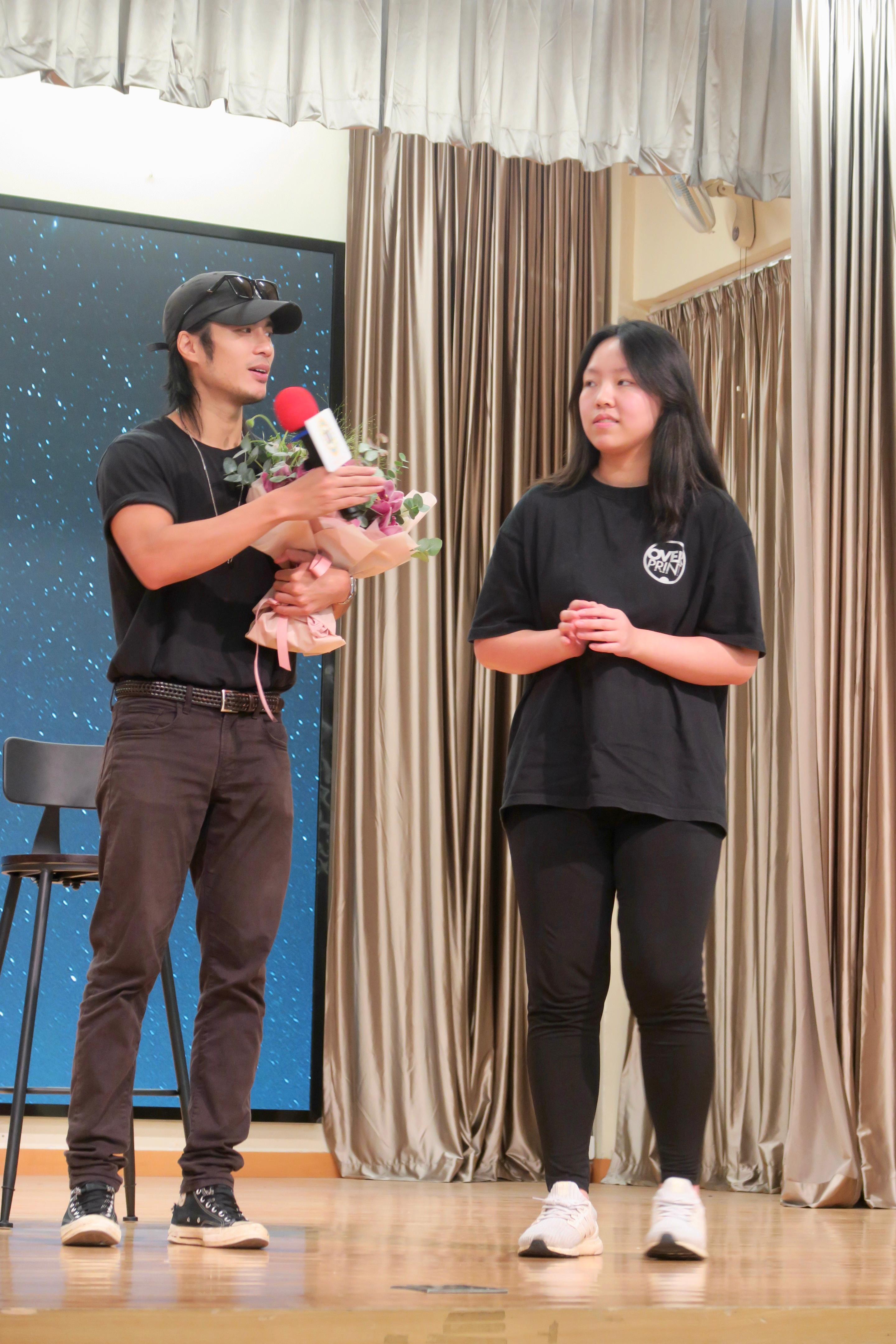 YT分享奮鬥經歷,並鼓勵學生們追尋夢想。