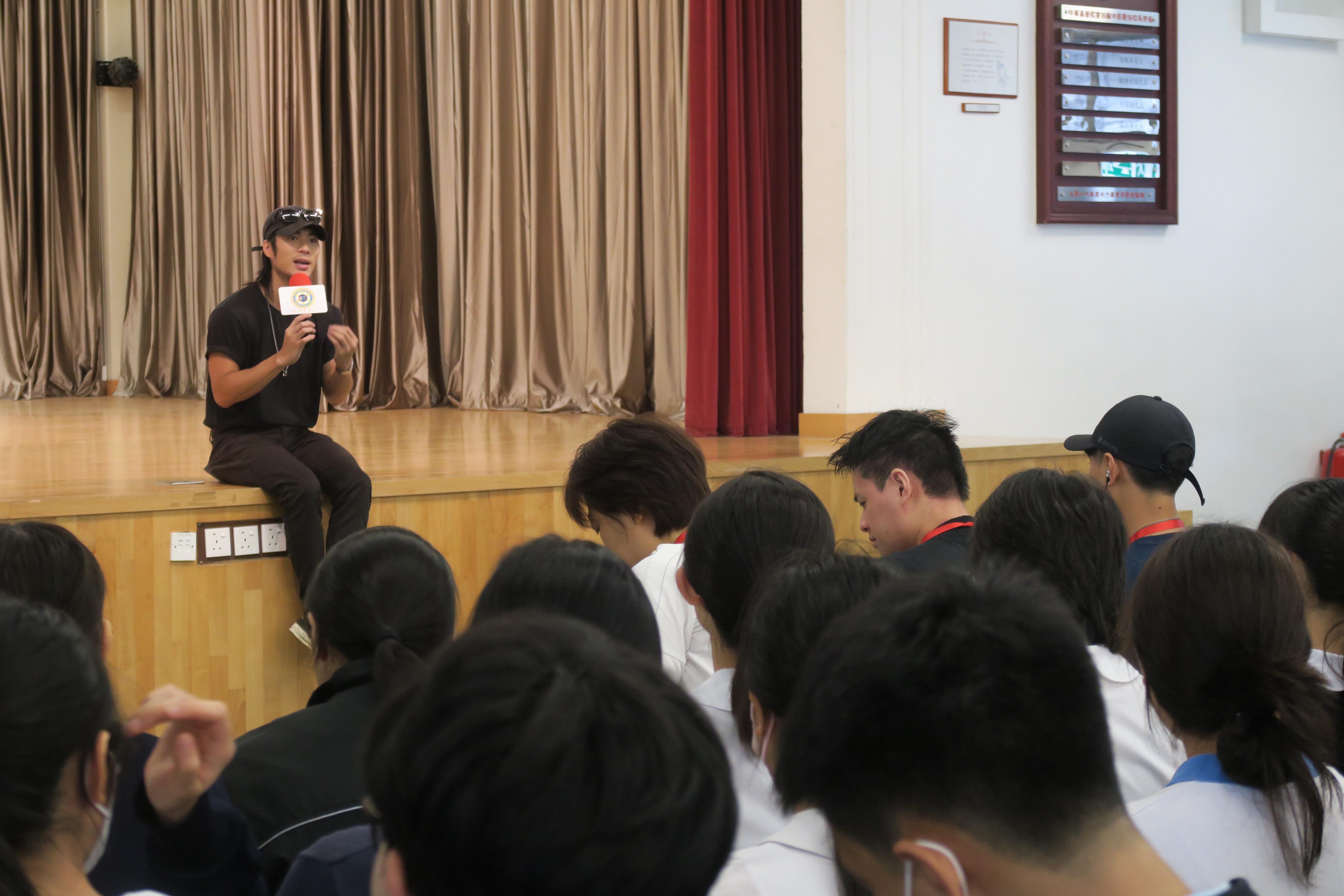 周殷廷展開School Tour的第一站,親到中華基督教會扶輪中學。