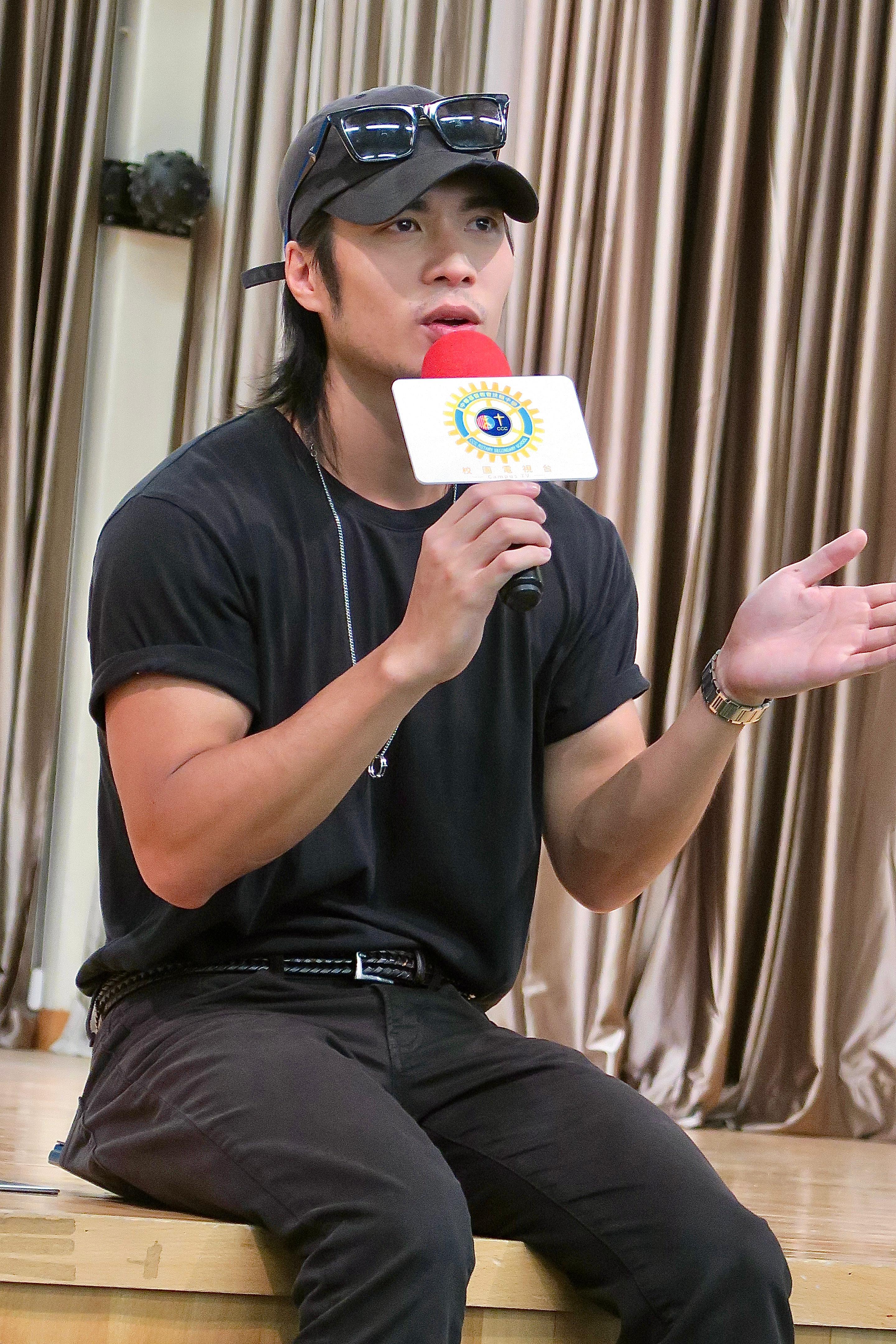 周殷廷展開School Tour的第一站,親到中華基督教會扶輪中學。