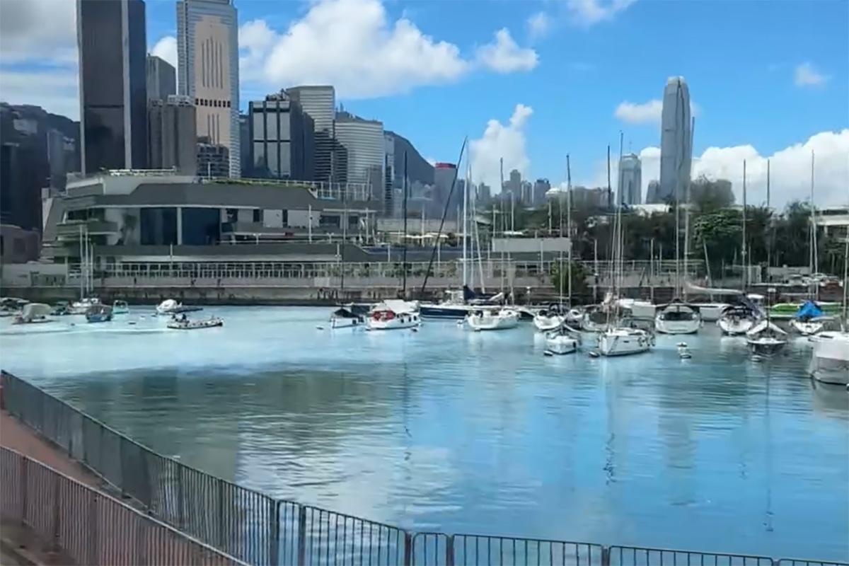 銅鑼灣避風塘海水下午呈現白色污水。(Threads用戶「1an.hl」圖片)