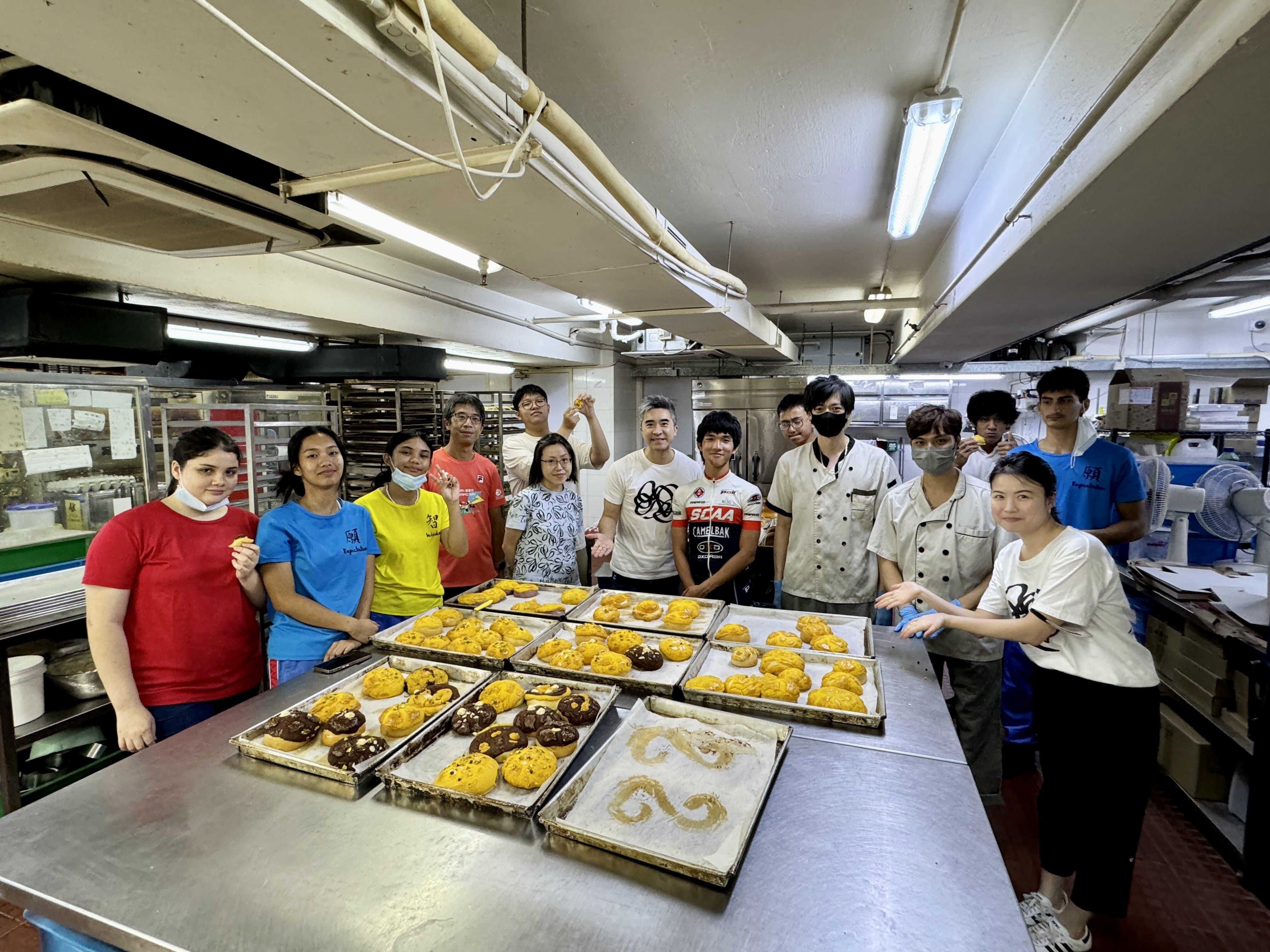 佛教筏可紀念中學學生到太子餅店工場親手烘焙。