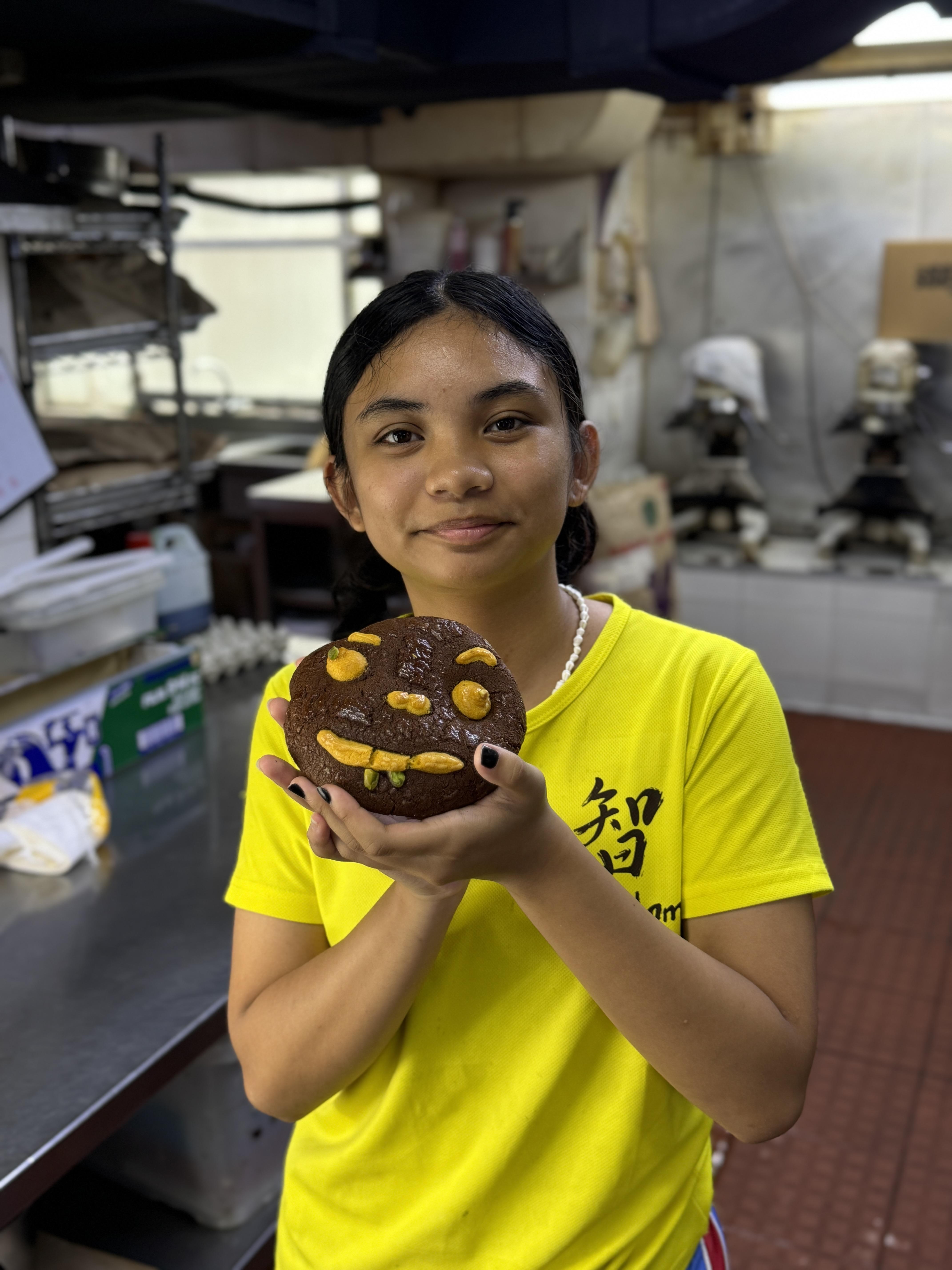 「小不點子」創意教育課堂提供機會讓學生發揮創意,做出笑哈哈菠蘿包。