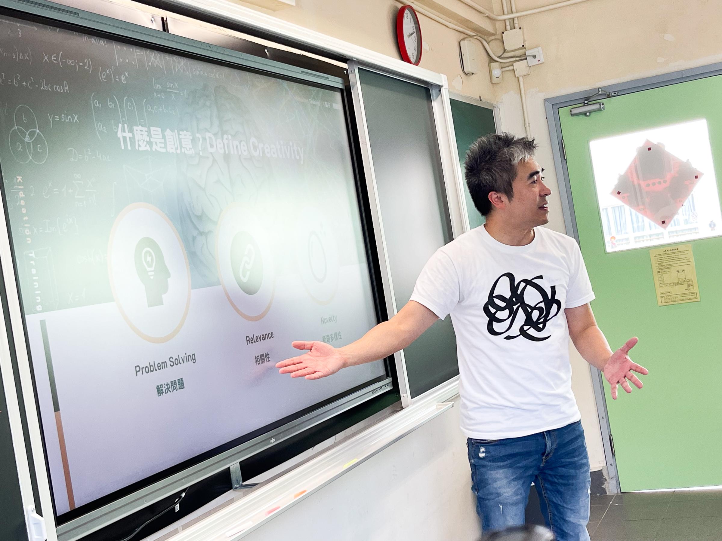 「小不點子」創辦人徐俊文引導學生運用創意。